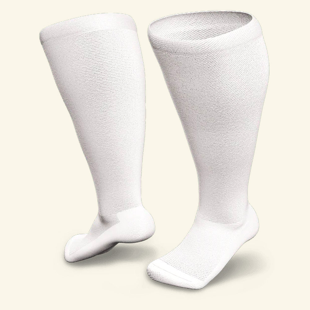 Chaussettes de compression blanches, idéales pour les personnes souffrant de diabète et de jambes lourdes.